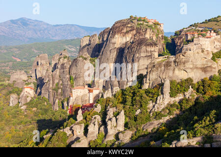 Le monastère de Rousanou ou monastère Sainte Barbara et le monastère de Saint Nicholas à Météores. Meteora est l'un des plus grands complexes de construction à l'Est Banque D'Images