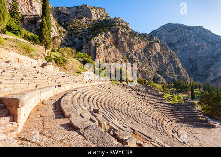 Le théâtre antique de Delphes. Delphes était un important sanctuaire religieux grec ancien sacré pour le dieu Apollon. Banque D'Images