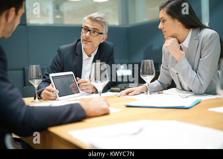 Les gens de la direction du rapport doing business Présentation en restaurant Banque D'Images