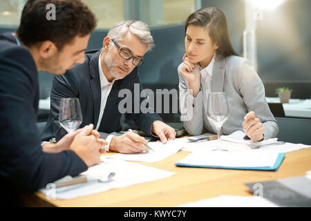 Les gens de la direction du rapport doing business Présentation en restaurant Banque D'Images