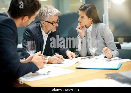 Les gens de la direction du rapport doing business Présentation en restaurant Banque D'Images