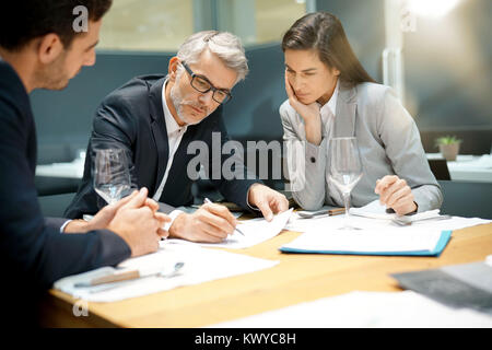 Les gens de la direction du rapport doing business Présentation en restaurant Banque D'Images