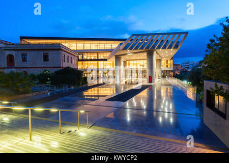 Le Musée de l'acropole de nuit. C'est un musée archéologique a porté sur les résultats du site archéologique de l'acropole d'Athènes en Grèce. Banque D'Images