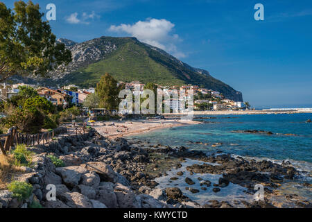 Plage de la station balnéaire de Cala Gonone à Golfo di Orosei, Nuoro, province de la mer Tyrrhénienne, Sardaigne, Italie Banque D'Images