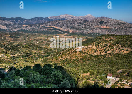 Gamme de montagne Supramonte, Canyon Gorropu à grande distance sur la gauche, vue de la route 125, près de Dorgali, région de l'Ogliastra, province de Nuoro, Sardaigne, Italie Banque D'Images