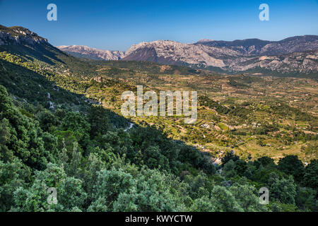 Gamme de montagne Supramonte, Canyon Gorropu à grande distance sur la gauche, vue de la route 125, près de Dorgali, région de l'Ogliastra, province de Nuoro, Sardaigne, Italie Banque D'Images