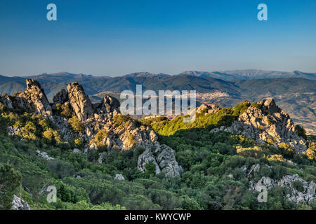 Ville d'Orgosolo, Monti del Gennargentu au loin, vue depuis la route nationale SP42 à Monte Ortobene massif près de Nuoro, Sardaigne, Italie Banque D'Images