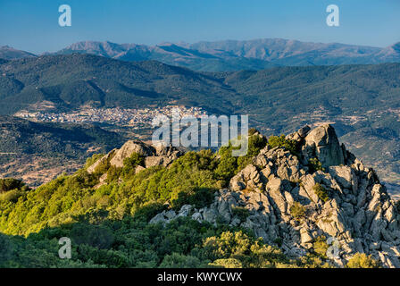 Ville d'Orgosolo, Monti del Gennargentu au loin, vue depuis la route nationale SP42 à Monte Ortobene massif près de Nuoro, Sardaigne, Italie Banque D'Images