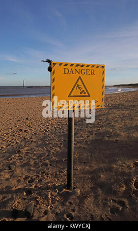 Des panneaux avertissant des dangers associés aux défenses mer Eccles-on-Sea, Norfolk, UK Décembre Banque D'Images