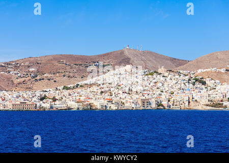 Ermoupoli et Ano Syros villes sur l'île de Syros. Ou Syros Syros est une île grecque des Cyclades, sur la mer Egée. Banque D'Images