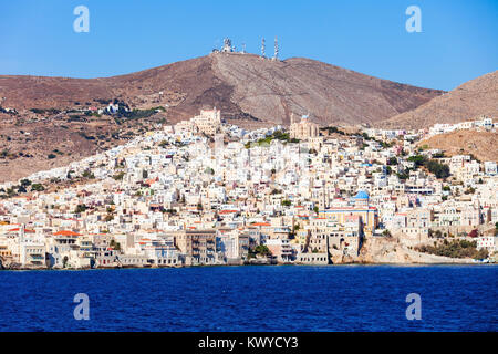 Ermoupoli et Ano Syros villes sur l'île de Syros. Ou Syros Syros est une île grecque des Cyclades, dans la mer Égée. Banque D'Images