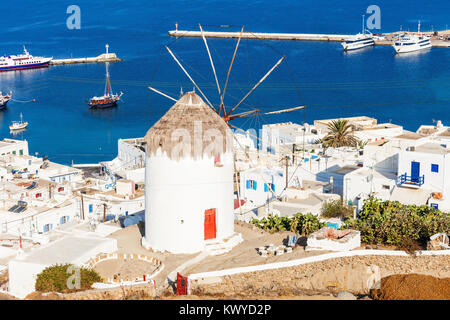 Boni ou Bonis moulin au folklore musée agricole dans la ville de Mykonos, l'île de Mykonos, Cyclades, en Grèce. Banque D'Images