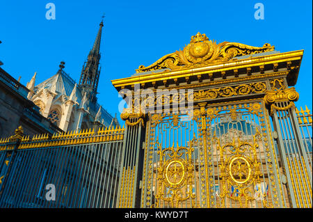Palais de Justice Paris, vue sur les portes richement décorées du Palais de Justice, la Cour suprême de droit de Paris, France. Banque D'Images