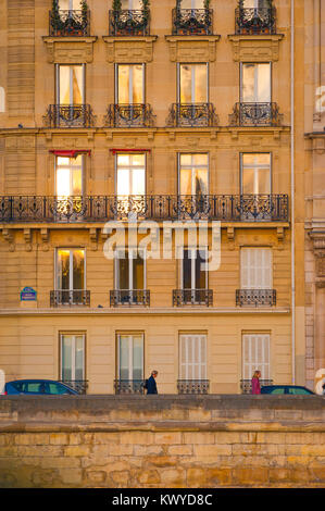 Paris appartement immeuble, détail d'un immeuble le long du quai d'Orléans sur l'Ile St-Louis colorés par un coucher de soleil d'automne, Paris, France. Banque D'Images