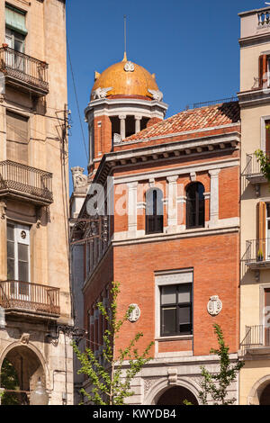 Un coin de la Placa de la Independencia avec le dôme de la Poste, Gérone, Catalogne, Espagne. Banque D'Images