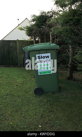 Pilotes demandant des signes de ralentissement, village posté le wheelie bin Eccles-sur-Mer, Norfolk, UK Decemberwheelie Banque D'Images