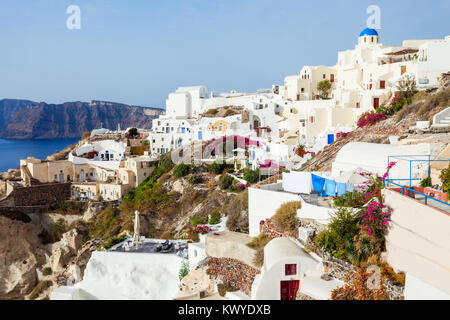 Oia ou Ia est une petite ville située dans le sud de la mer Egée sur les îles de Santorin dans les Cyclades, Grèce Banque D'Images