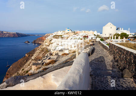 Oia ou Ia est une petite ville située dans le sud de la mer Egée sur les îles de Santorin dans les Cyclades, Grèce Banque D'Images