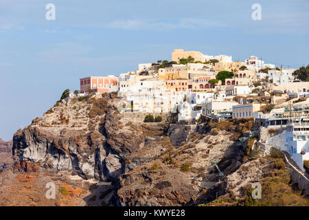 La ville de Fira, Santorin vue panoramique aérienne. Fira est la capitale moderne de l'île de Santorin, Cyclades en Grèce. Banque D'Images