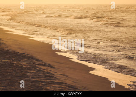 Froid d'automne coucher de soleil sur une plage de sable de la mer Baltique Banque D'Images