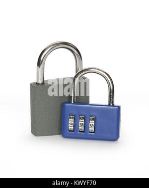 Deux cadenas isolé sur fond blanc avec clipping path Banque D'Images