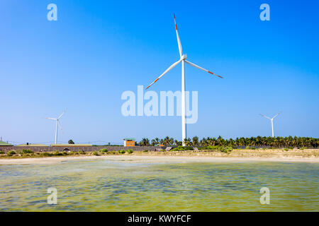 Éoliennes dans Kalpitiya, Sri Lanka. éolienne est un dispositif qui convertit l'énergie cinétique du vent en énergie électrique. Banque D'Images