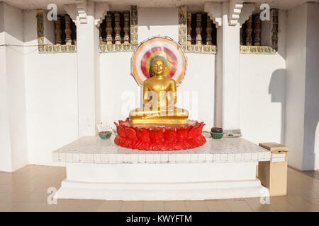 Statue de Bouddha à la Pagode de la paix ou d'Ampara Sama Ceitya Ampara. C'est l'un d'un certain nombre de pagodes de la paix japonais dans le monde. Banque D'Images