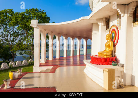 Statue de Bouddha à la Pagode de la paix ou d'Ampara Sama Ceitya Ampara. C'est l'un d'un certain nombre de pagodes de la paix japonais dans le monde. Banque D'Images