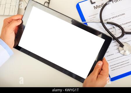Un médecin travaillant avec une tablette sur son bureau Banque D'Images
