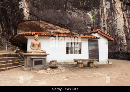 L'Aluvihara Rock Temple ou Alu Vihara Matale est un temple bouddhiste situé dans le district de Matale Aluvihare, Sri Lanka Banque D'Images