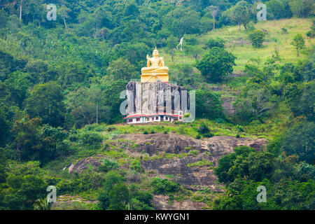 L'Aluvihara Rock Temple ou Alu Vihara Matale est un temple bouddhiste situé dans le district de Matale Aluvihare, Sri Lanka Banque D'Images