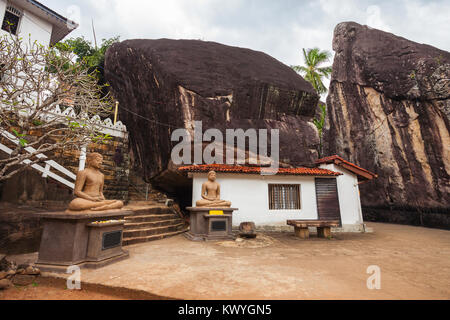 L'Aluvihara Rock Temple ou Alu Vihara Matale est un temple bouddhiste situé dans le district de Matale Aluvihare, Sri Lanka Banque D'Images