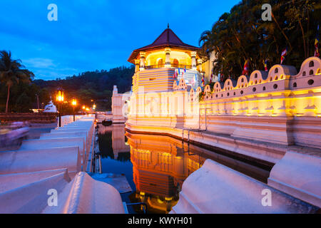 Temple de la Dent sacrée ou Sri Dalada Maligawa à Kandy au coucher du soleil. La Dent Sacrée Temple est un temple bouddhiste situé dans le palais royal Banque D'Images