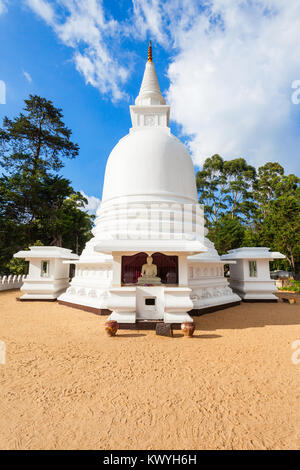 Stupa au centre bouddhiste Temple à Nuwara Eliya, Sri Lanka. Banque D'Images