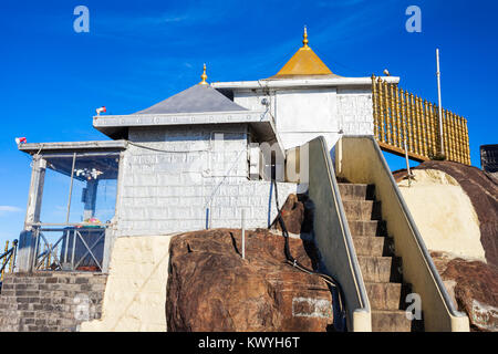 Temple Sri Pada ou Paadaya avec empreinte de Bouddha sacré dans la tradition bouddhiste sur la pointe Adams haut. Adams Peak ou Sri Pada est un grand et saint mountai Banque D'Images