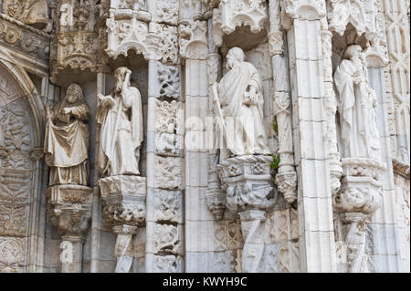 Les statues sur le mur de la monastère Jerónimos qui est un ancien monastère de l'Ordre de Saint Jérôme près du Tage, dans la paroisse de Belém. Banque D'Images