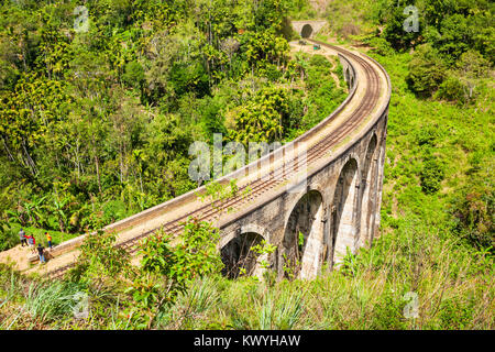 Les Arches du Pont Neuf Demodara ou le pont dans le ciel est l'un des ponts iconique au Sri Lanka. Neuf Arches Pont est situé dans Demodara près d'El Banque D'Images