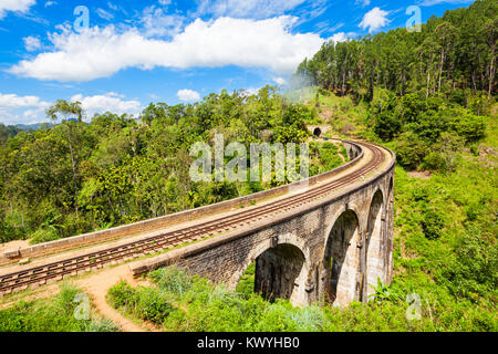 Les Arches du Pont Neuf Demodara ou le pont dans le ciel est l'un des ponts iconique au Sri Lanka. Neuf Arches Pont est situé dans Demodara près d'El Banque D'Images