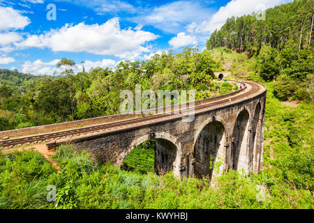 Les Arches du Pont Neuf Demodara ou le pont dans le ciel est l'un des ponts iconique au Sri Lanka. Neuf Arches Pont est situé dans Demodara près d'El Banque D'Images