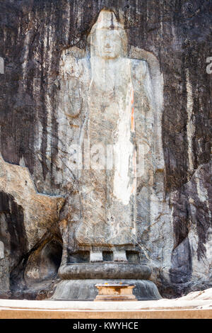 Buduruwagala Sculptures sur roc à l'ancien temple bouddhiste Buduruwagala au Sri Lanka Banque D'Images