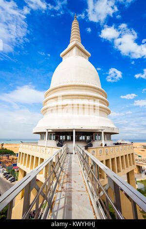 Chaithya annuttara samyak ou Bouddha Jayanthi Chaithya est un stupa et temple bouddhiste. Chaithya annuttara samyak est situé dans le port de Colombo, Sri Lanka. Banque D'Images