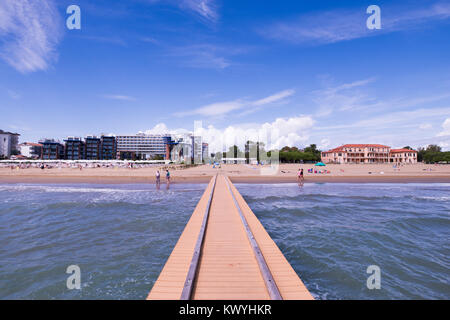 Paysage de plage avec pier et les vagues de la mer dans le sable (Jesolo, Italie) Banque D'Images