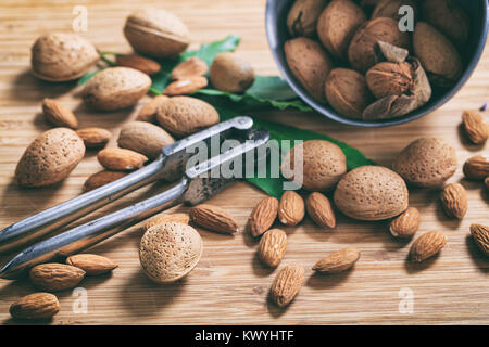 Les amandes et un vieux nutcracker Banque D'Images