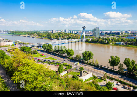 La plupart des SNP nouveau pont ou le pont d'ovnis ou Novy Most à Bratislava, Slovaquie. La plupart des SNP bridge est un pont routier sur le Danube. Banque D'Images