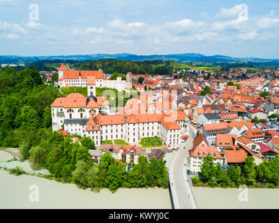 Hohes Schloss Fussen ou haut gothique château des évêques et l'abbaye de Saint Mang antenne monastère vue panoramique à Fussen, Allemagne Banque D'Images