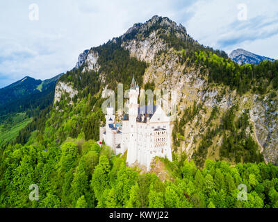 Schloss Neuschwanstein ou nouveau Swanstone antenne Château vue panoramique. Le château de Neuschwanstein est un palais néo-romane à Hohenschwangau village n Banque D'Images