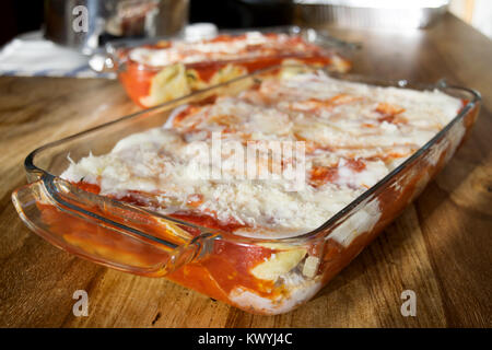 Lasagnes à la sauce bolognaise et la mozzarella dans un pyrex en verre Banque D'Images