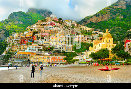 Les maisons colorées et les bâtiments de Positano, Italie, vu de la plage Banque D'Images