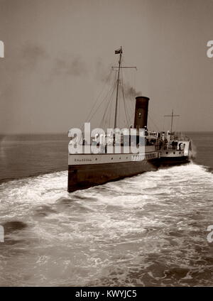 AJAXNETPHOTO. 1930S. SOLENT, en Angleterre. - EXCURSION PAGAYEUR - P.S. DE BALMORAL GROUPE RED FUNNEL, ILLUSTRÉ DE QUITTER LE PORT AU COURS D'UNE DE SES NOMBREUSES CROISIÈRES SAISON D'ÉTÉ OCCUPÉE AU COURS DE LA GUERRE. BALMORAL a été construit en 1900 et abandonné en 1949. PHOTO:ARGENT AJAX BIBLIOTHÈQUE PHOTO IMAGE REF:007  EPS 2 Banque D'Images