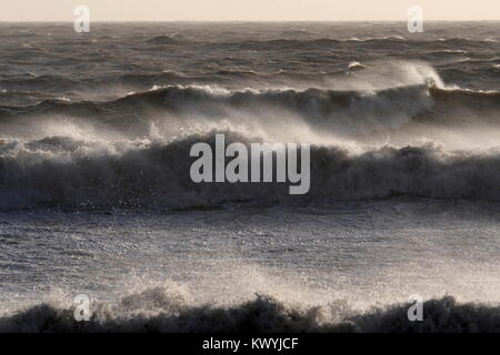 AJAXNETPHOTO. En 2018. WORTHING, Angleterre. - Grosse MER BATTERS COAST - STORMY SEAS CANAL SOULEVÉS PAR LA TEMPÊTE ELEANOR HAMMER LE LITTORAL. PHOTO:JONATHAN EASTLAND/AJAX REF:180401 GX8  502 Banque D'Images